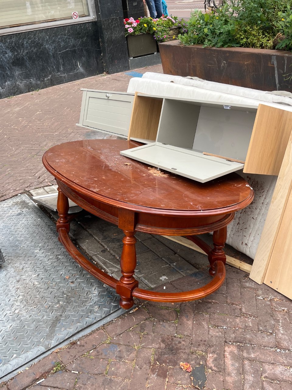 nice couch table, slight water marks but no damage ( the dust is from the cabinet) tollenstraat/kinkerstraat