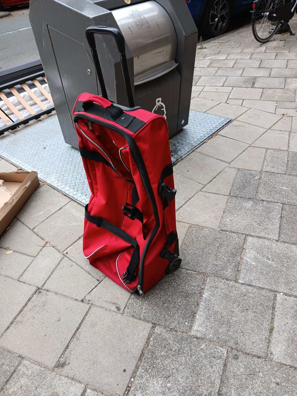 Travel bag with wheels, intact
