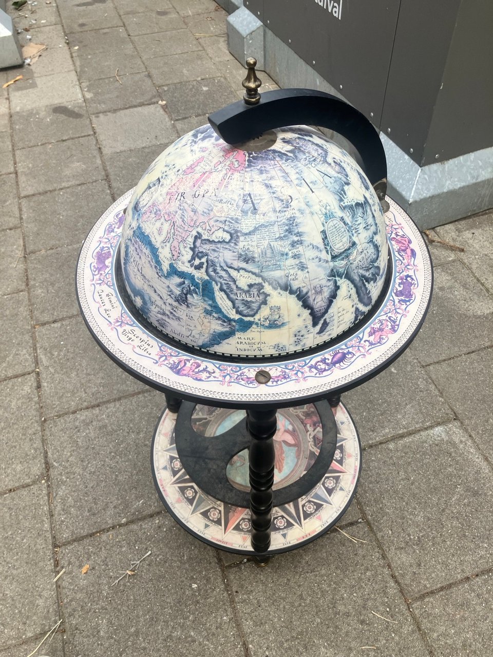 Globe bar