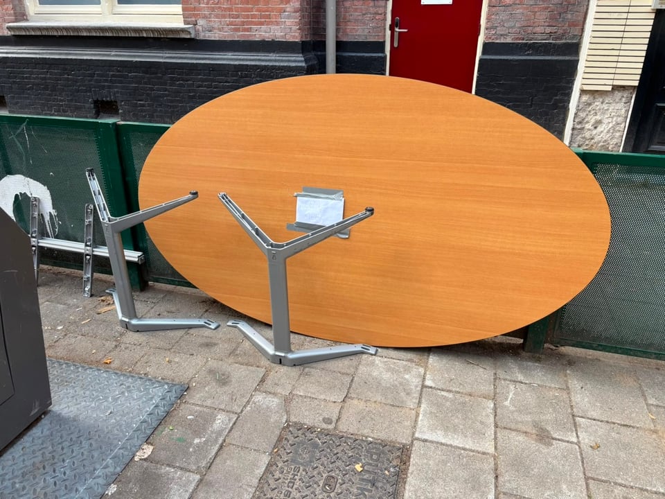 Ahrend table (with screws)