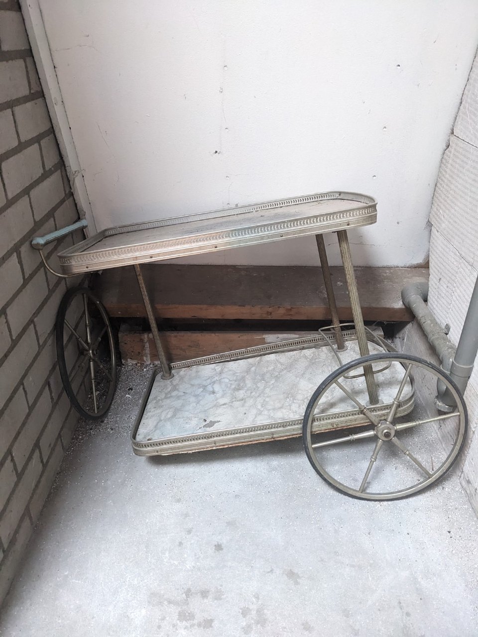 Fixer-upper. Needs quite some work (replacing the wood, adding small wheels, cleaning the frame). Get in touch about pick-up if you want to give it a second life.