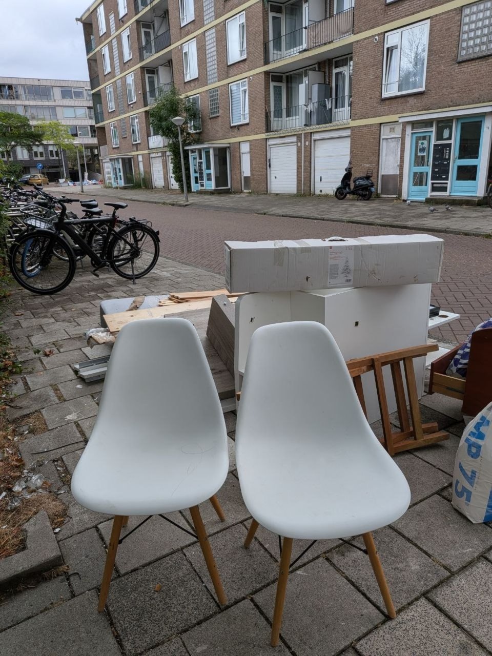 Two nice chairs and a white Chrstmas tree