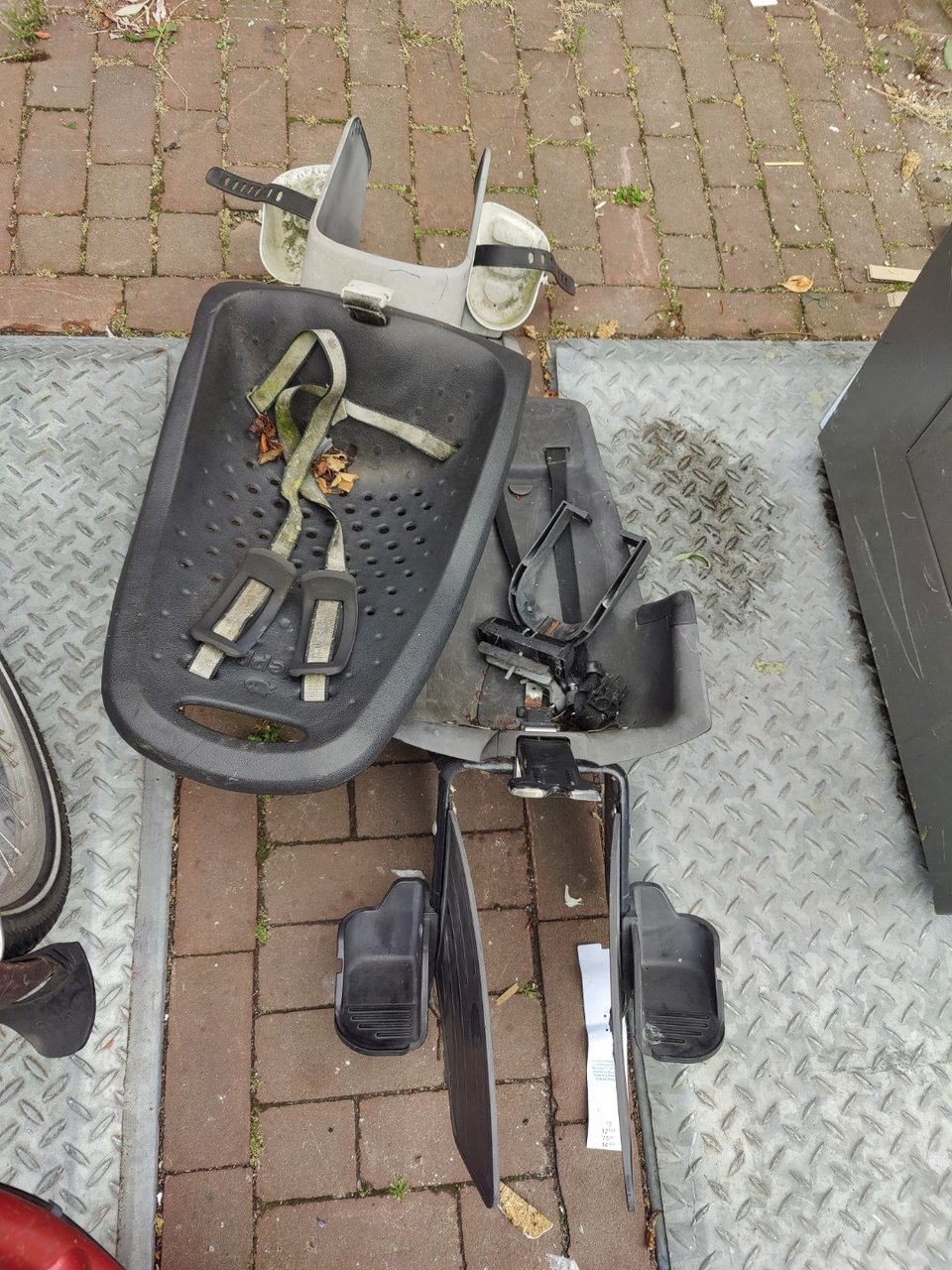 2 child bike sits. Dirty, but they seem complete.