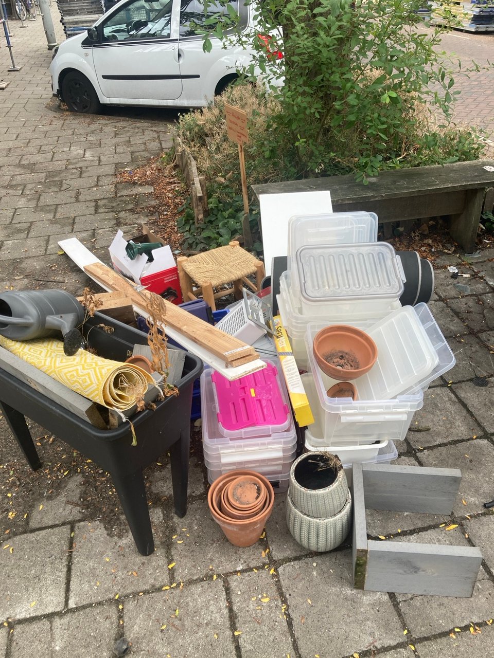 Plastic boxes, plant pots, a stool, a mat for your balcony and more. A pity if it goes to waste 🌈