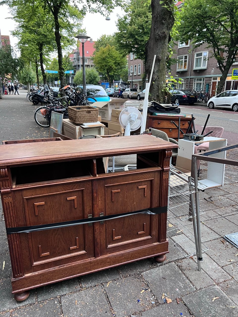 Kastjes, stoelen, huisraad