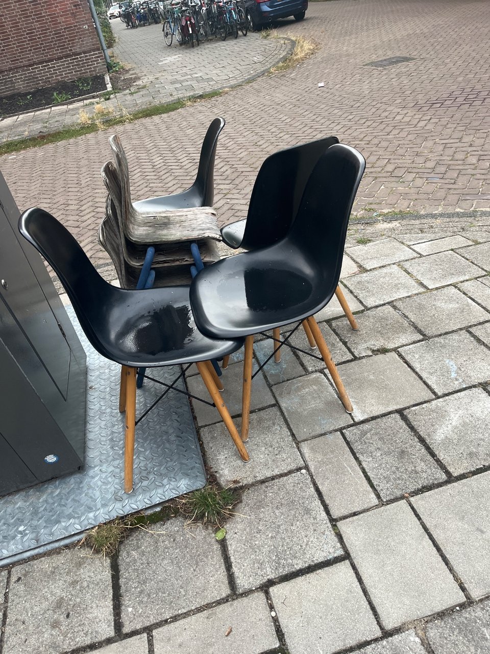 4 eetkamerstoelen, her en der een verfspatje maar verder in prima staat