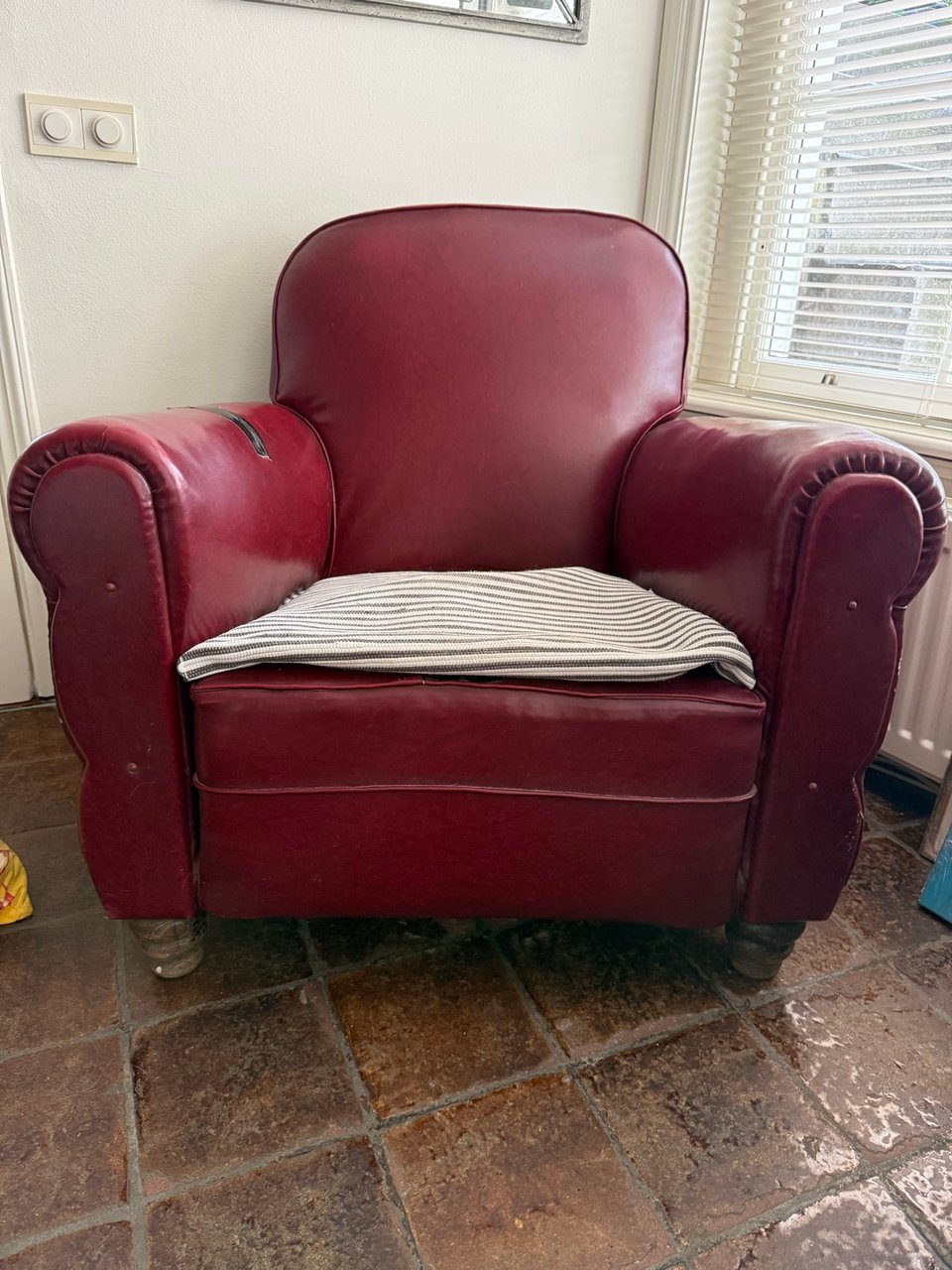 Two large vintage armchairs. Some repairs, but still usable.
If you want to pick up send DM.
Otherwise they‘ll be on the street by Sunday evening.