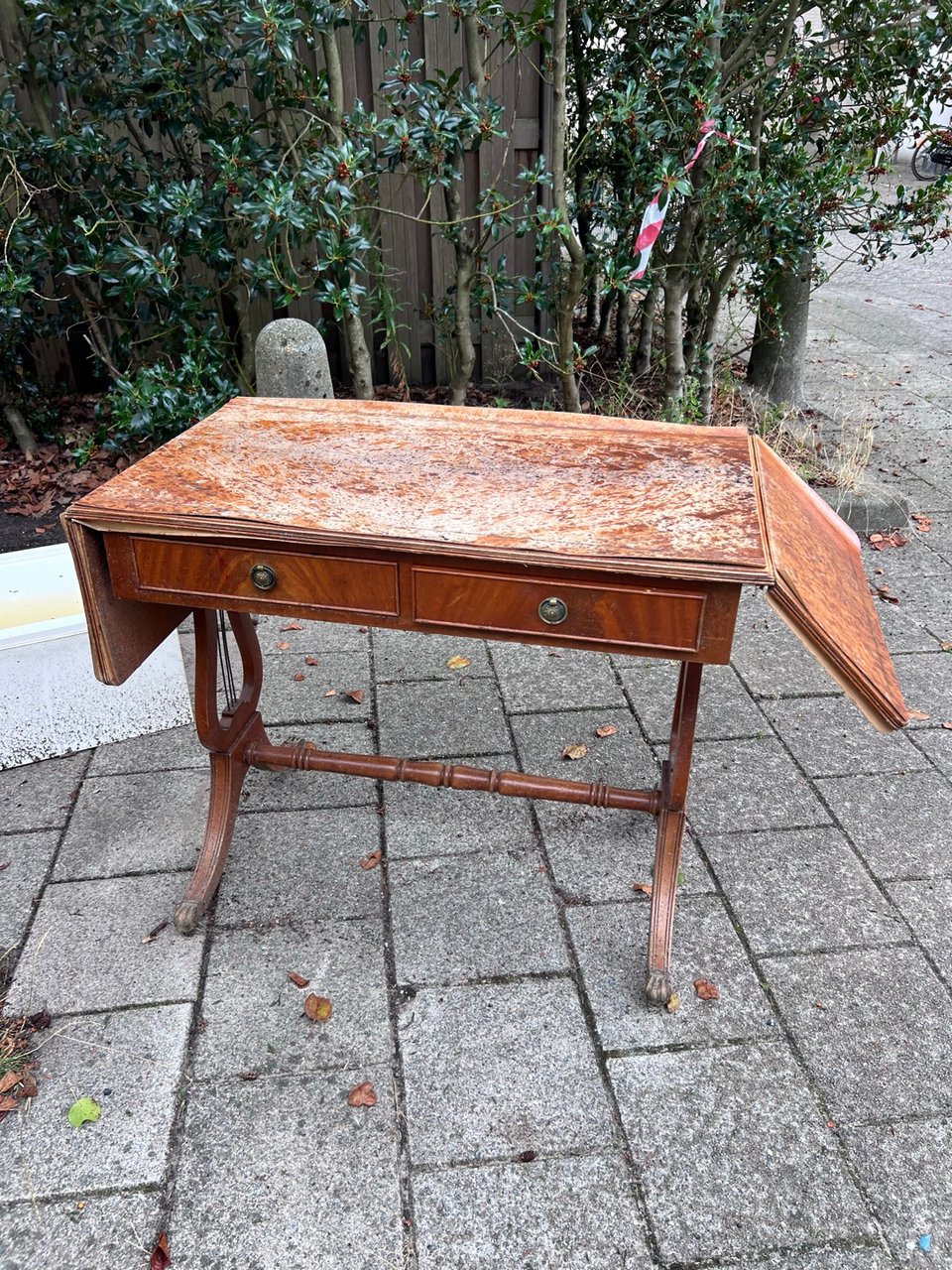 Mooi tafeltje, maar heeft liefde nodig. zie foto’s. Mist ook een hendeltje van een laadje.