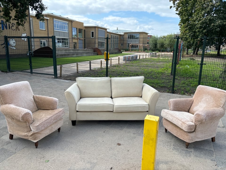 Bank en twee stoelen! Redelijk goede staat gratis ophalen :)