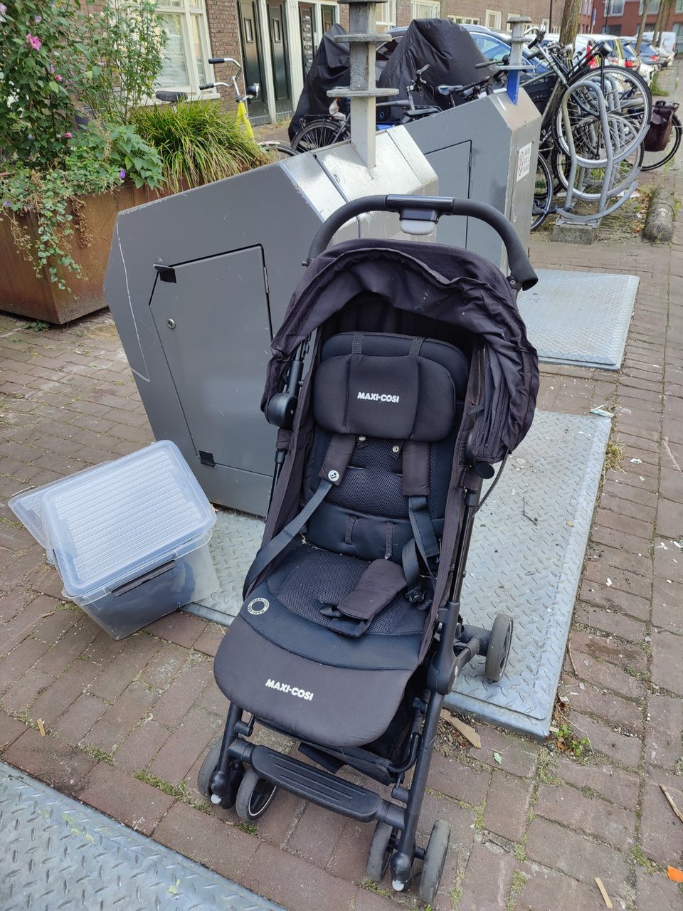 Baby stroller, it looks complete.