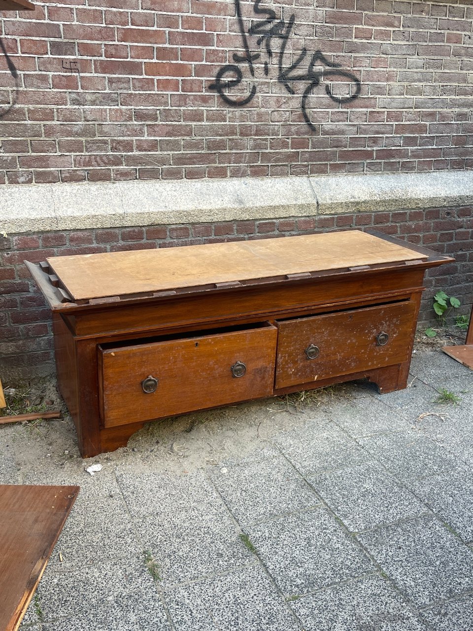 Massief mahonie lade kast uit de tijd van toen
60 cm diep, 120 lang 60 hoog