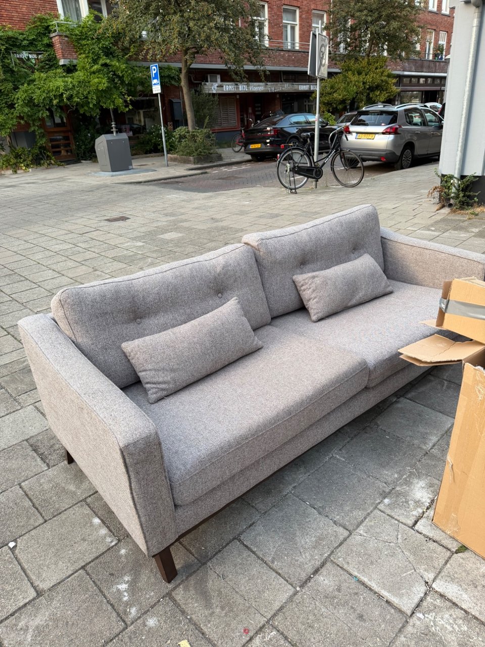 Sofa in perfect conditions 
Width: 2,13cm
Pillows are washable