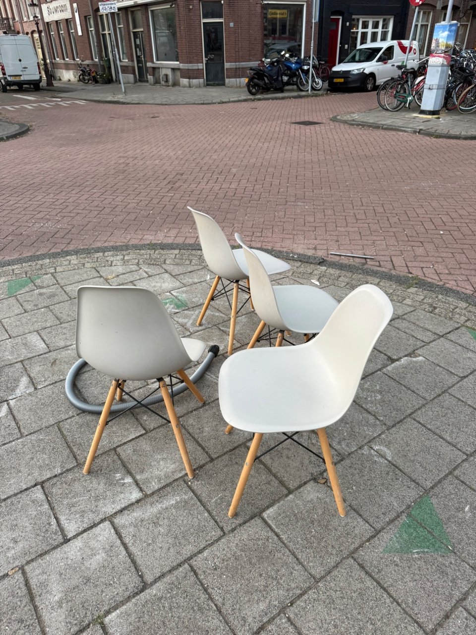 Eetkamer stoelen, sommige missen wat bouten maar voor de rest goed