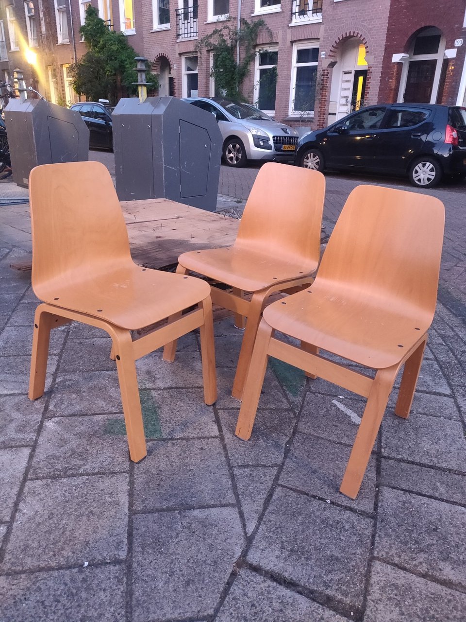 Please someone save these chairs 🌞