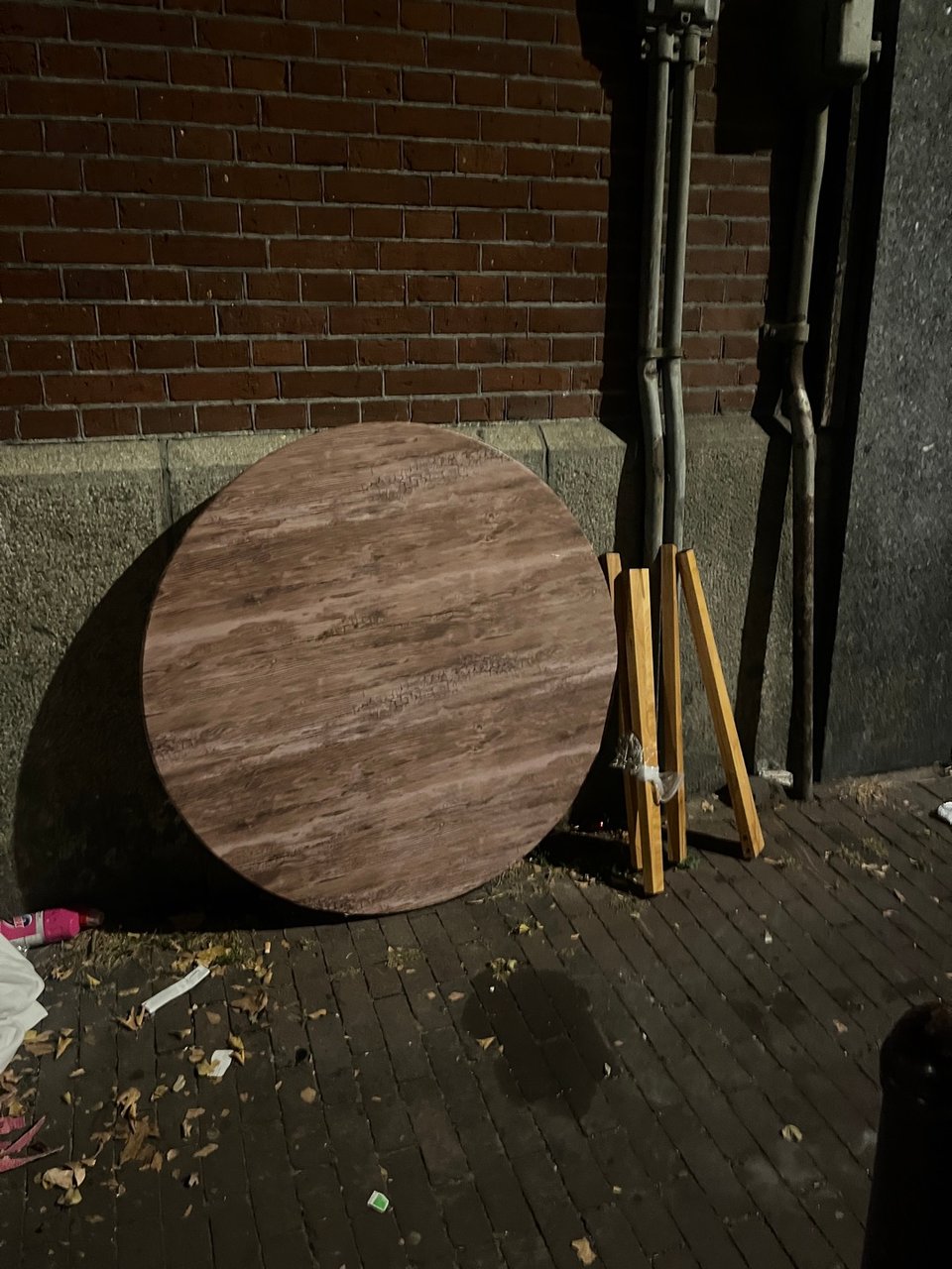 Round table - Legs and necessary bolts are all there