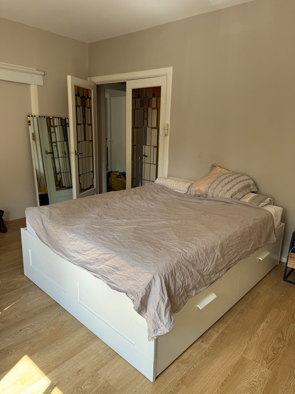 I’m getting rid of my ikea brimnes bed (160x200cm) and Ikea anneland mattress (160x200cm). Both are only 2 years old and in very good condition (mattress has some coffee stains on it), but no one has wanted to buy it and take it apart so I’m putting it on here for free because otherwise I need to put it on the street today/tomorrow because I’m moving abroad.
