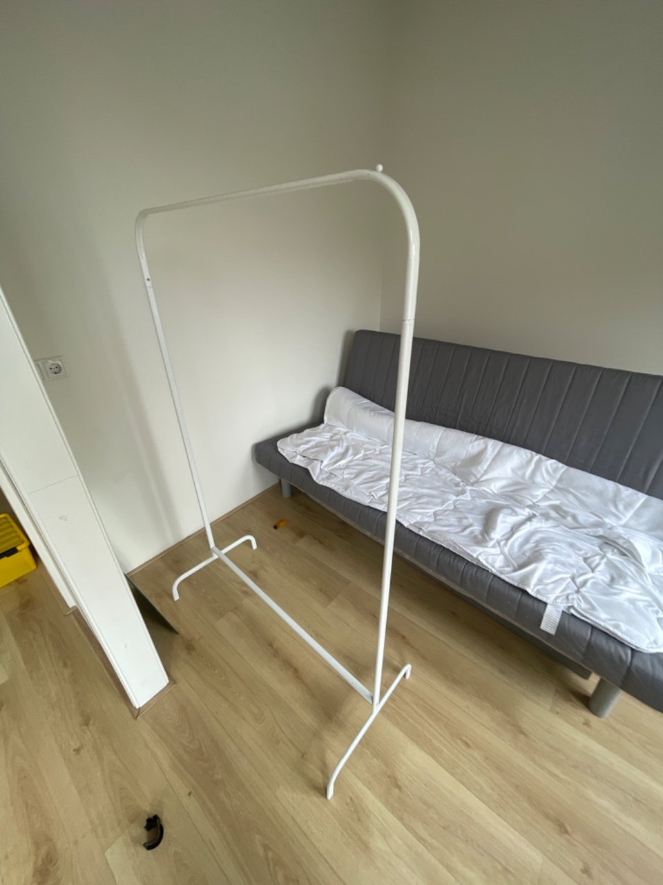 Een kledingrek van de ikea