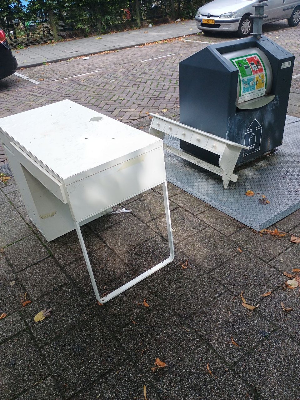 bureau en hangend kastje 
bureau lichtelijk beschadigd
