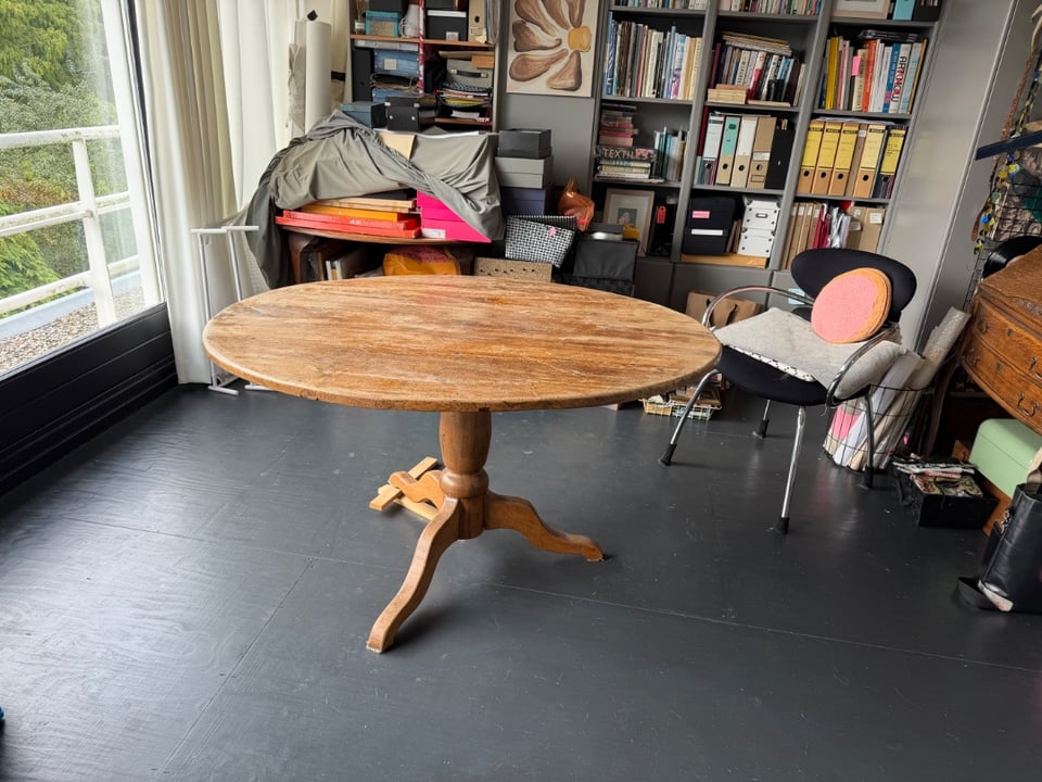 Round table. Solid oak. The foot is a bit broken.