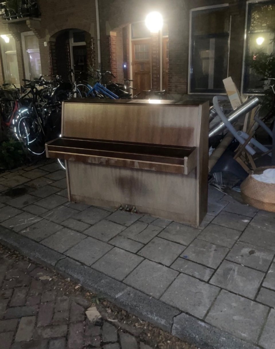 Piano met correcte adres! In goede staat.