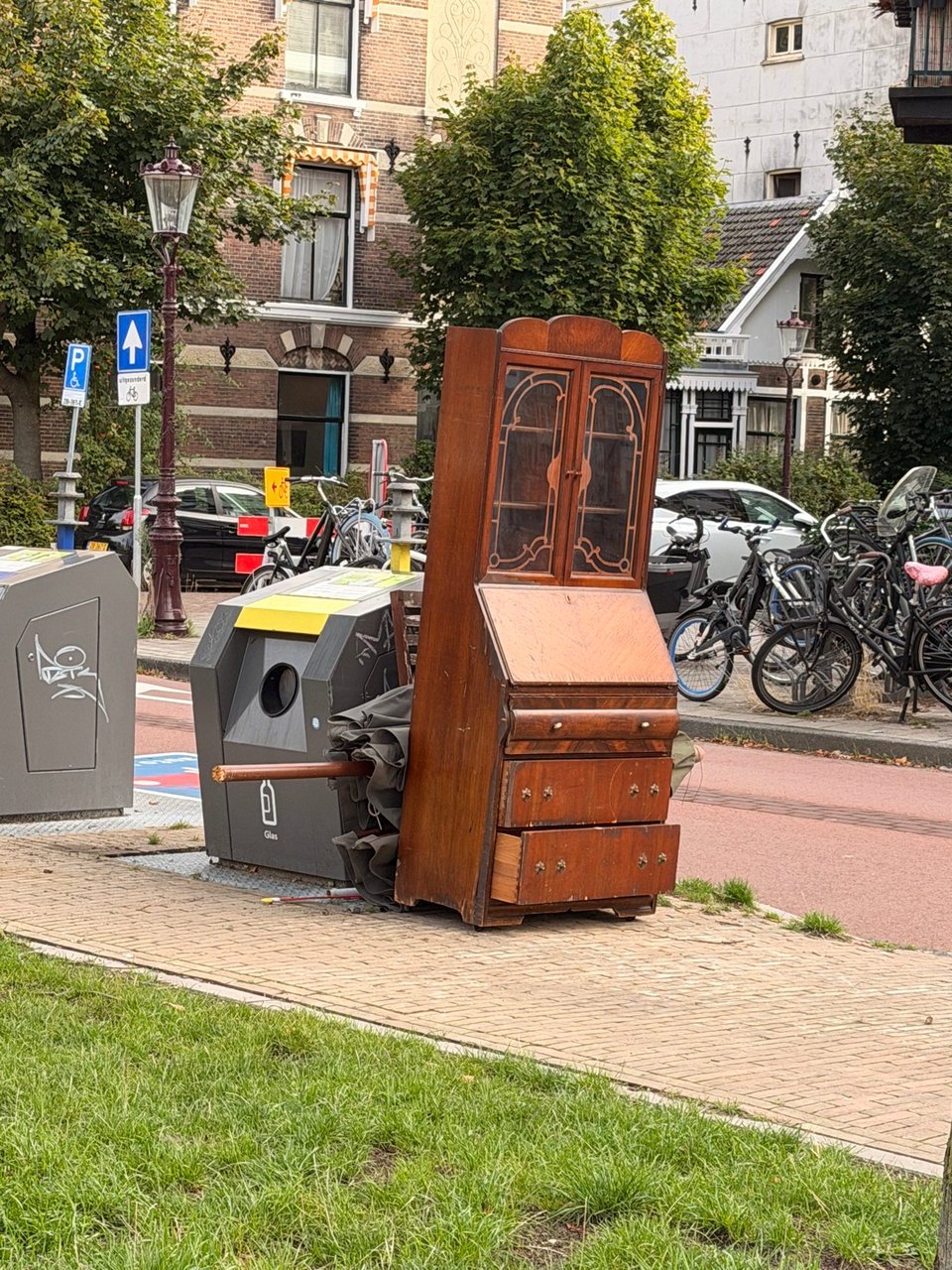 Cupboard in front of Kon. Amsterdamsche Roei- en Zeilvereeniging "De Hoop". 1/9 08:58