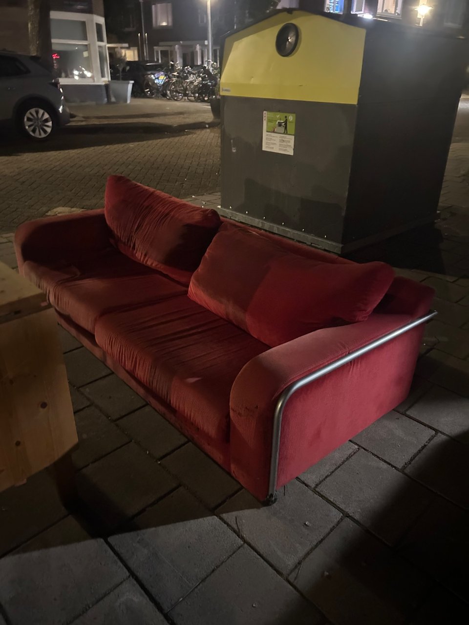 Twee mooie banken + uitklaptafel