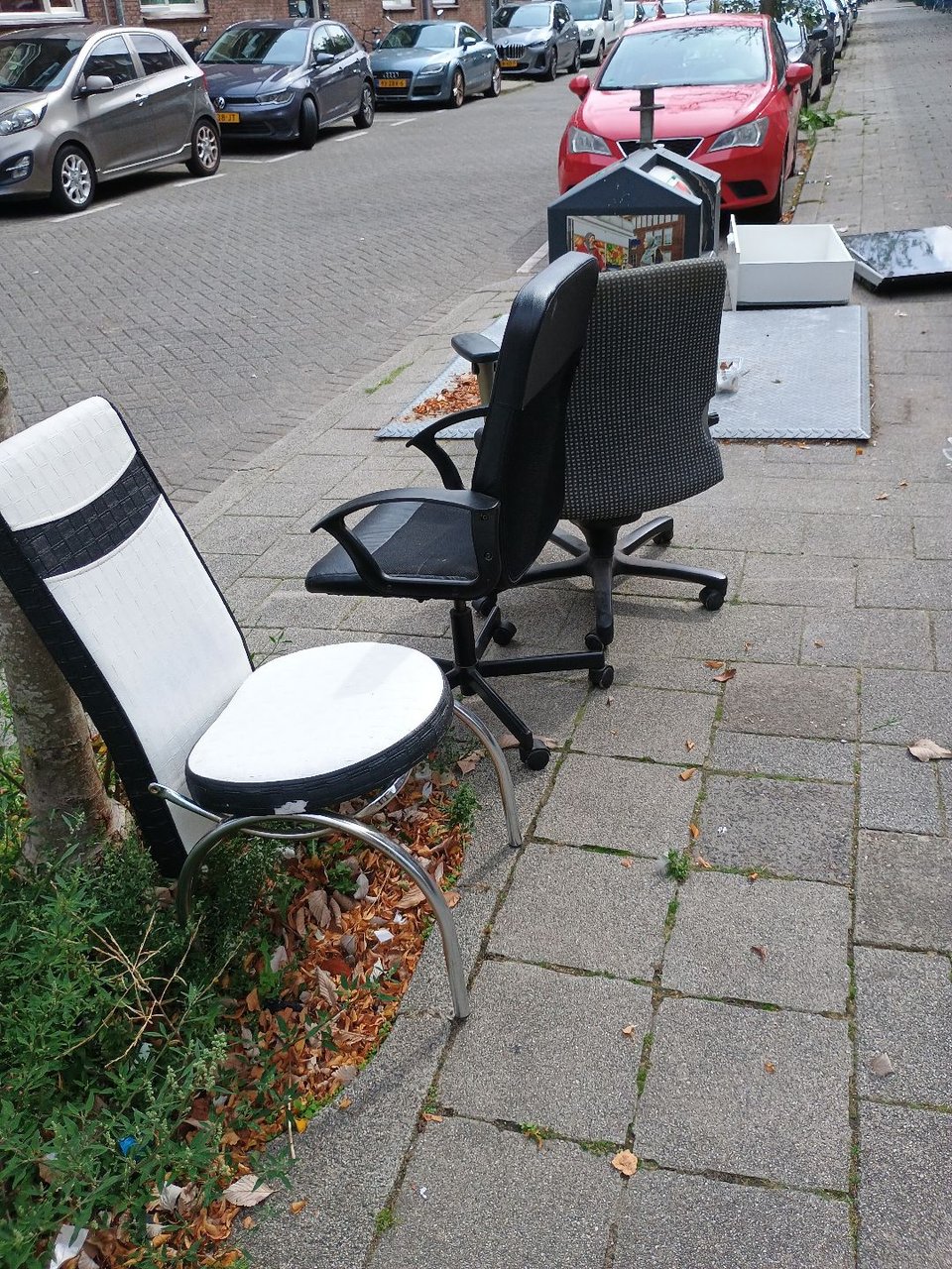 3 stoelen en een tv