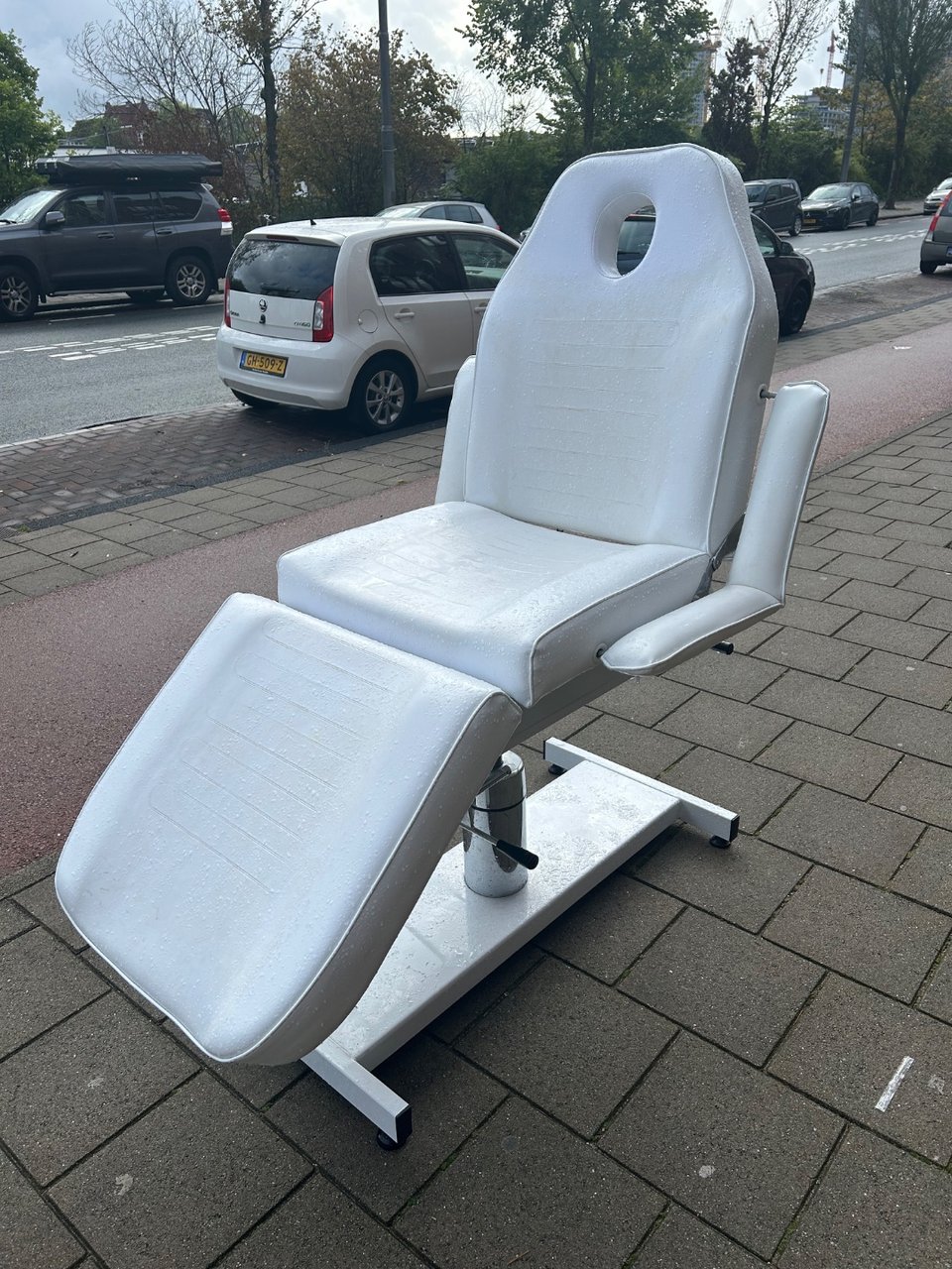 Behandel stoel. Nette staat, beetje verkleuring op zitgedeelte
