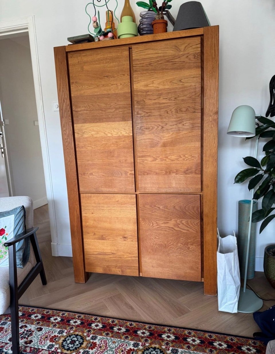 This heavy, high-quality oak cabinet is now available for free! 110x178x40 cm

Please note: Due to its weight and dimensions, the cabinet can only be removed from the home through the window. It is free so as a buyer, you are required to arrange and pay for the moving lift and transport through the window yourself!