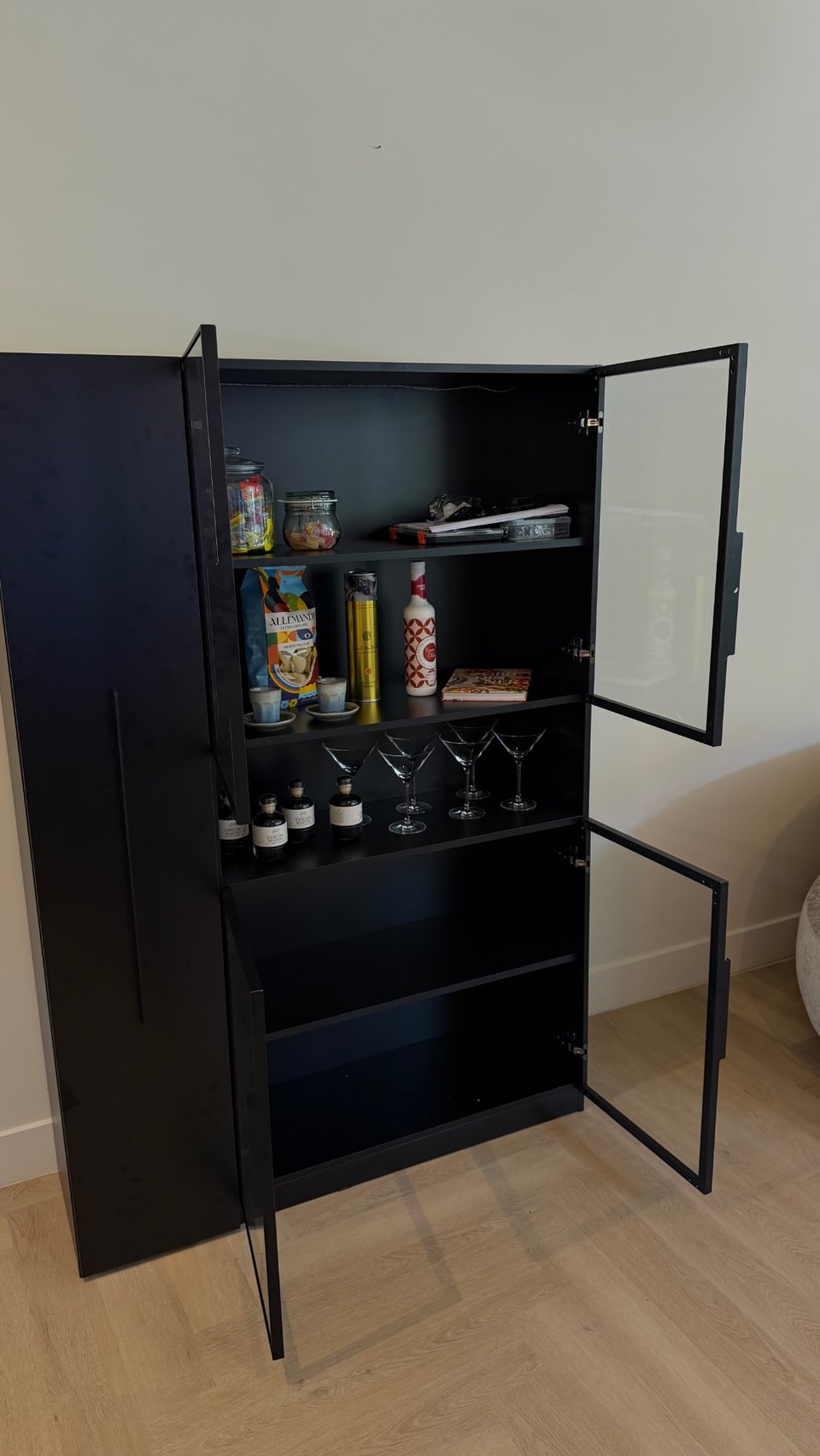 Display cabinet / vitrine kast . 

Uitgepakt, in elkaar gezet, weggezet.. hij past niet bij ons interieur dus iemand mag ‘m gratis ophalen! 

Unpacked, assembled, put aside... it doesn't match our interior, so someone is welcome to pick it up for free!