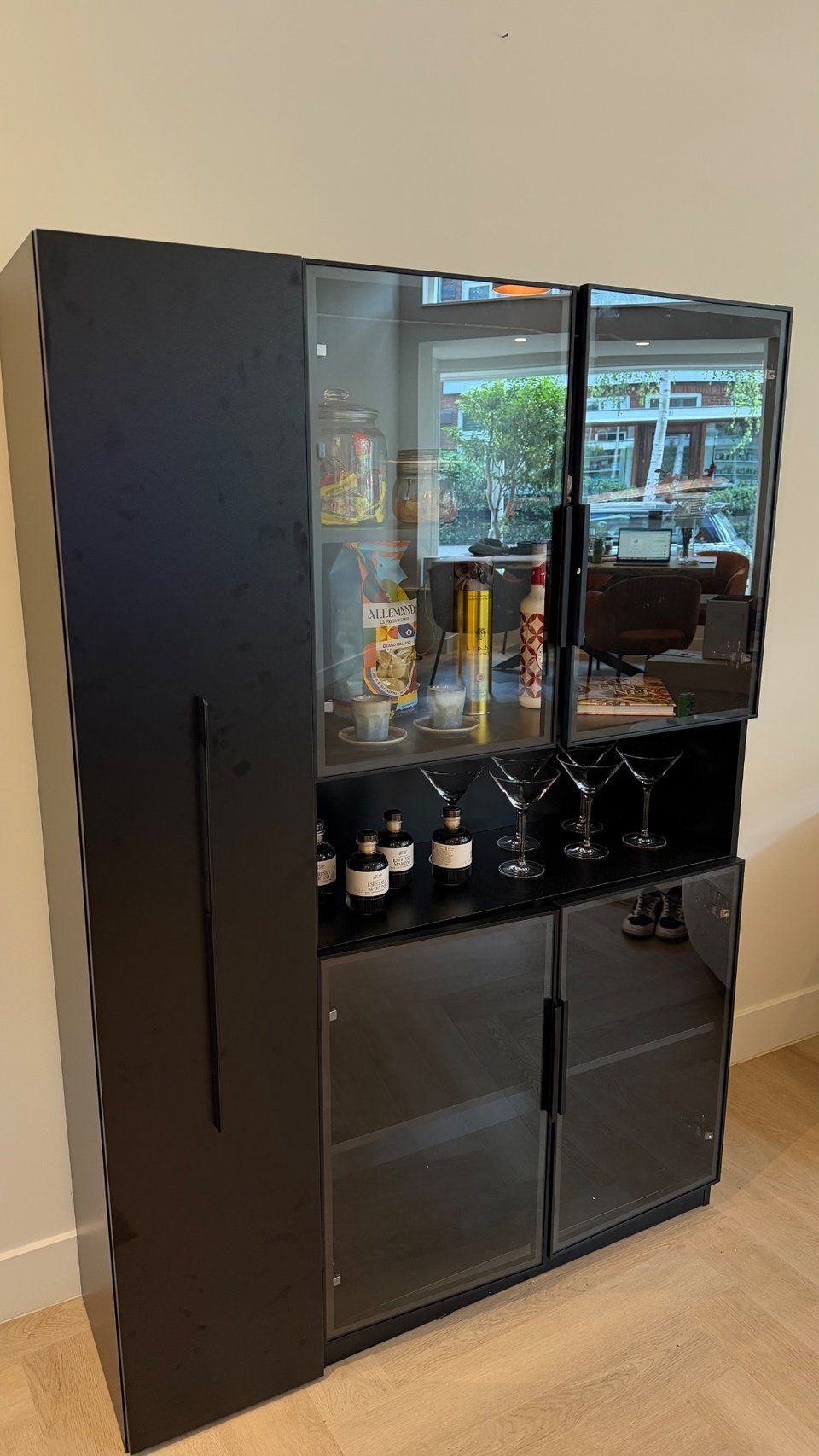 Brand new; Vitrinekast / (display) cabinet
Uitgepakt, in elkaar gezet, weggezet.. hij past niet bij ons interieur dus iemand mag ‘m gratis ophalen! 

Unpacked, assembled, put aside... it doesn't match our décor, so someone is welcome to pick it up for free!

DM: @wolfvanlawick