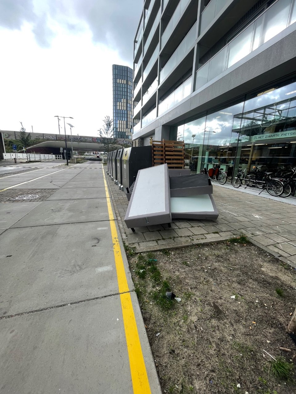 2 pers. Bed incl matras . Salontafel, laag wandkastje