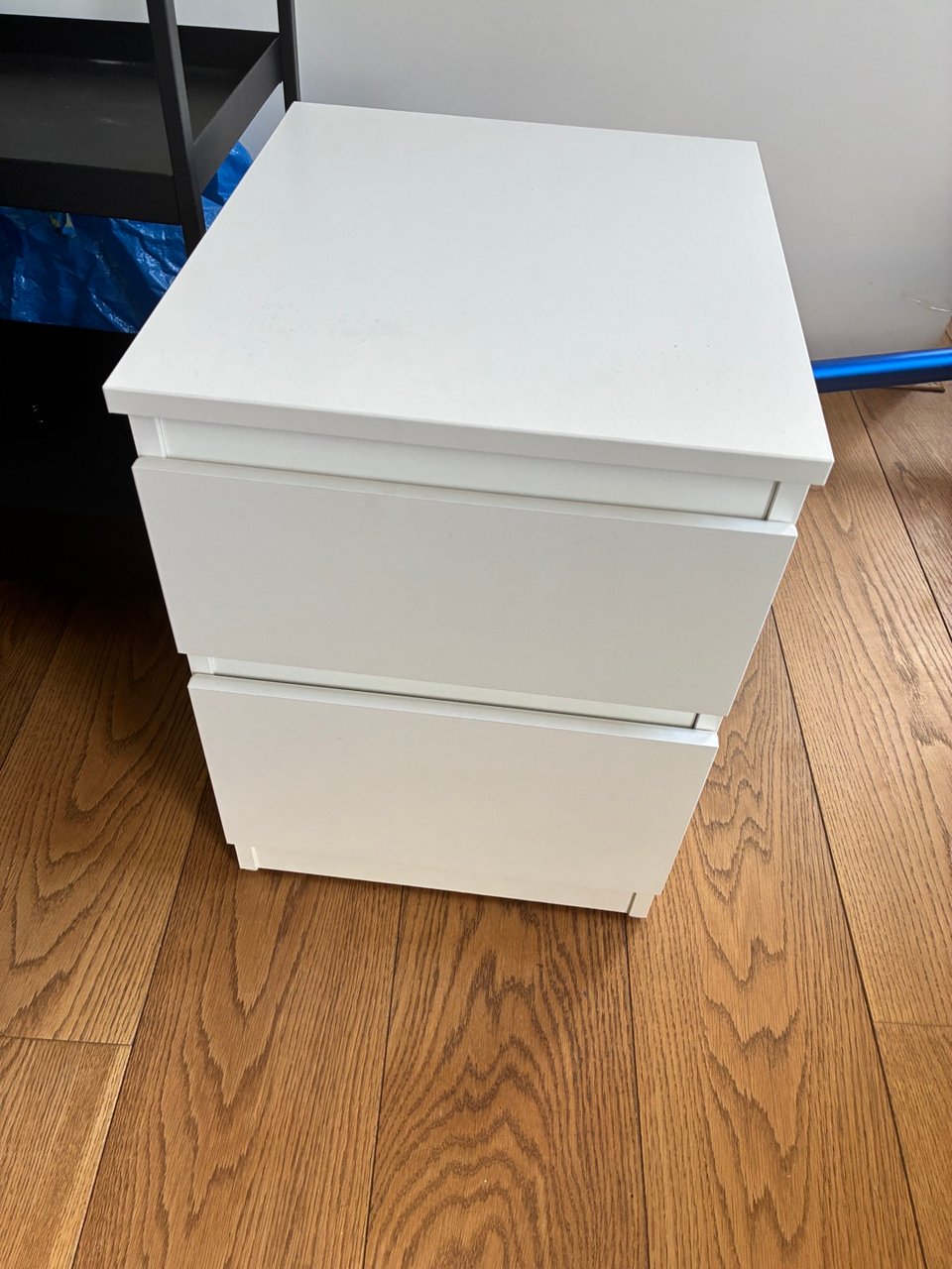 Lamp, trolley, night table 

To pick up for free, contact me +33612545465