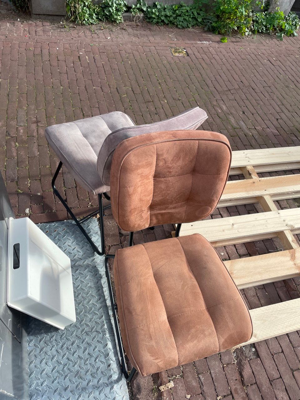 2 suede stoelen