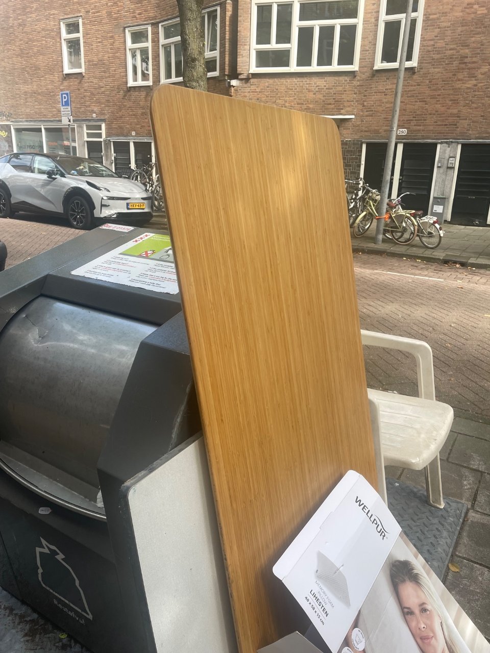Bamboe tafel/bureaublad en viezig maar compleet en stabiel kledingrek.