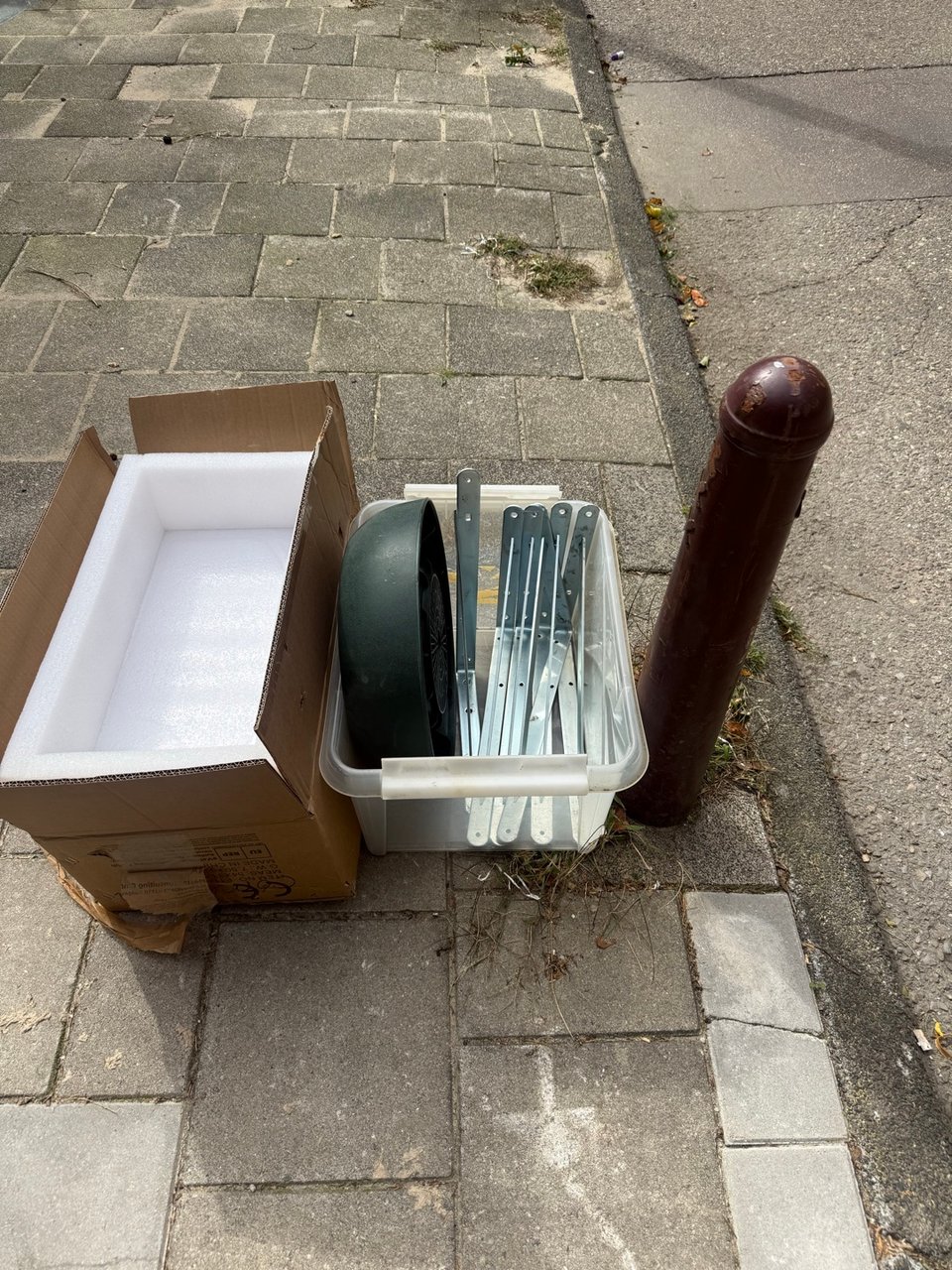 Wastafel en ophang beugels