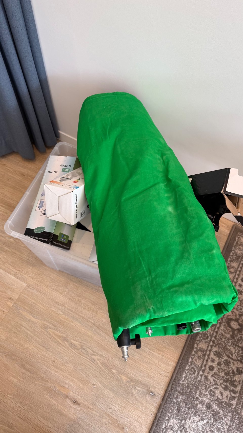 Studio Green screen, photo studio lightbulbs and stands. 

Due to the rain it is NOT outside and I will give it away via PB to me if you can pick it up today (before 5pm) or tomorrow (before 5pm). 

First come first serve, everything has to be picked up in one go. 

I will let you know in the comments once it’s gone.