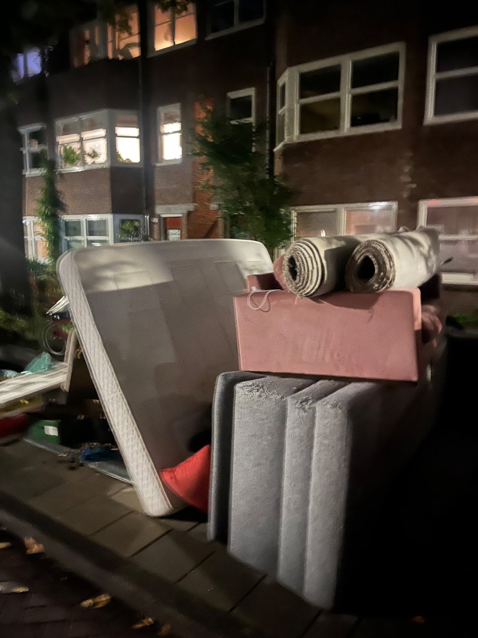 Beds and sofas on Orteliustraat 316