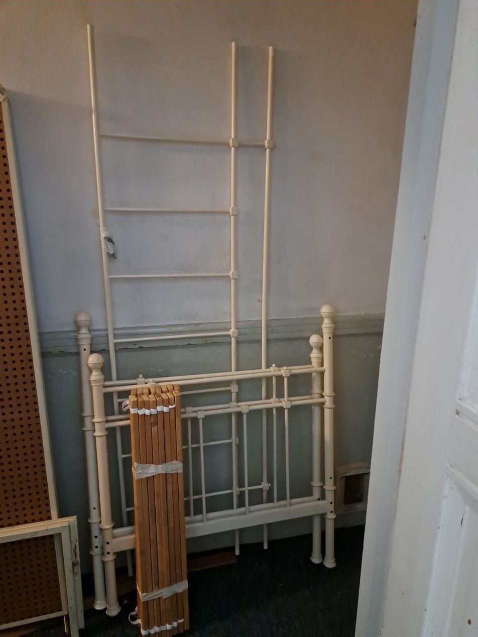 Tromsnes ikea spijlenbed met lattenbodem (90-2.00) en een vintage bedframe ijzer met gaatjesboord (80x1.90) en een hele oude naaimachine, weet niet of ie werkt nog.
Ophalen Linnaeusstraat, tegenover Oosterpark. Dm me even als je iets wil ophalen dietske.amsterdam