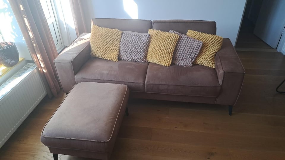 Bruine bank + hocker
Met of zonder sierkussens 

Stuur me een DM