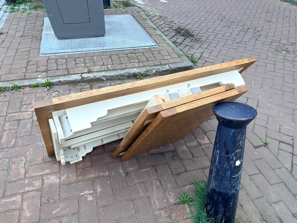 Wooden table with 2 extension leaves. Complete with 4 legs, including the screws.