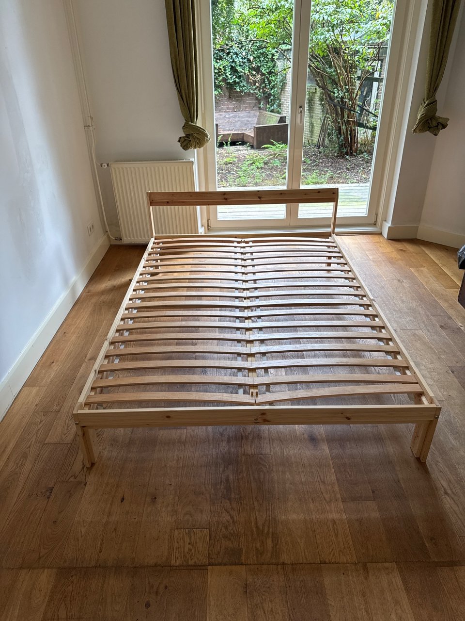 Bedframe like new !