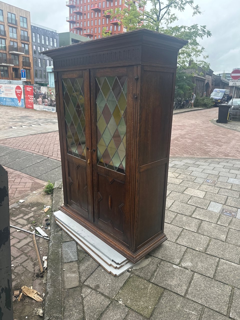 Poten ontbreken volgens mij aan de voorkant. Kan zijn dat die houten bolletjes die erbij liggen fungeren als poten!