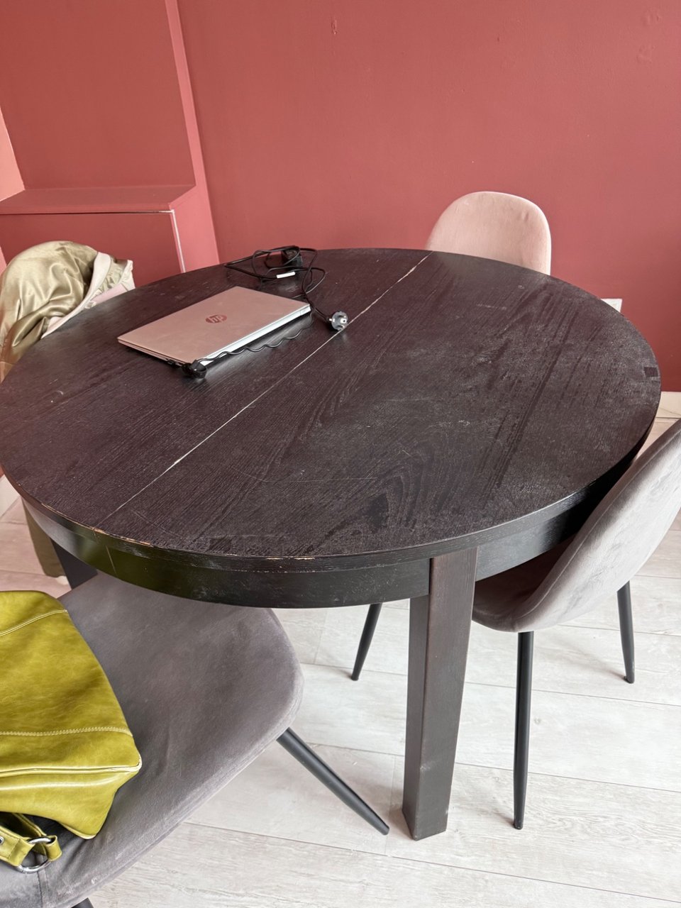 Ronde uitschuifbare tafel (let op tafel is best zwaar) poten kunnen eraf geschroefd worden