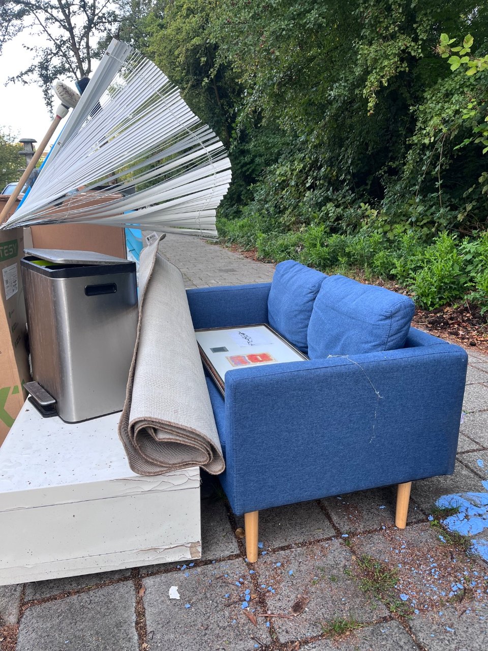 kleine blauwe bank met houten poten