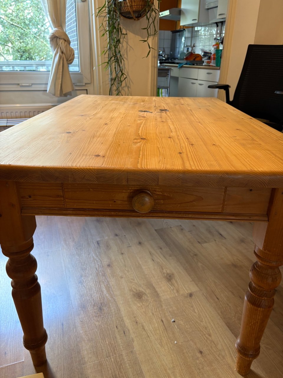 Available on 16 September at 9! A beautiful oak wooden table. Unfortunately, a black burn mark from candles. We have detached the tabletop, but the legs are glued. It will be on the sidewalk on Wednesday, September 16th at 9:00 AM. Because there will be an elevator then. Otherwise, it won't fit through the stairwell. Size: 141 wide, 90 deep, 78 high. The legs are glued to a framework of 130 wide and 80 deep. The legs are 74 high.