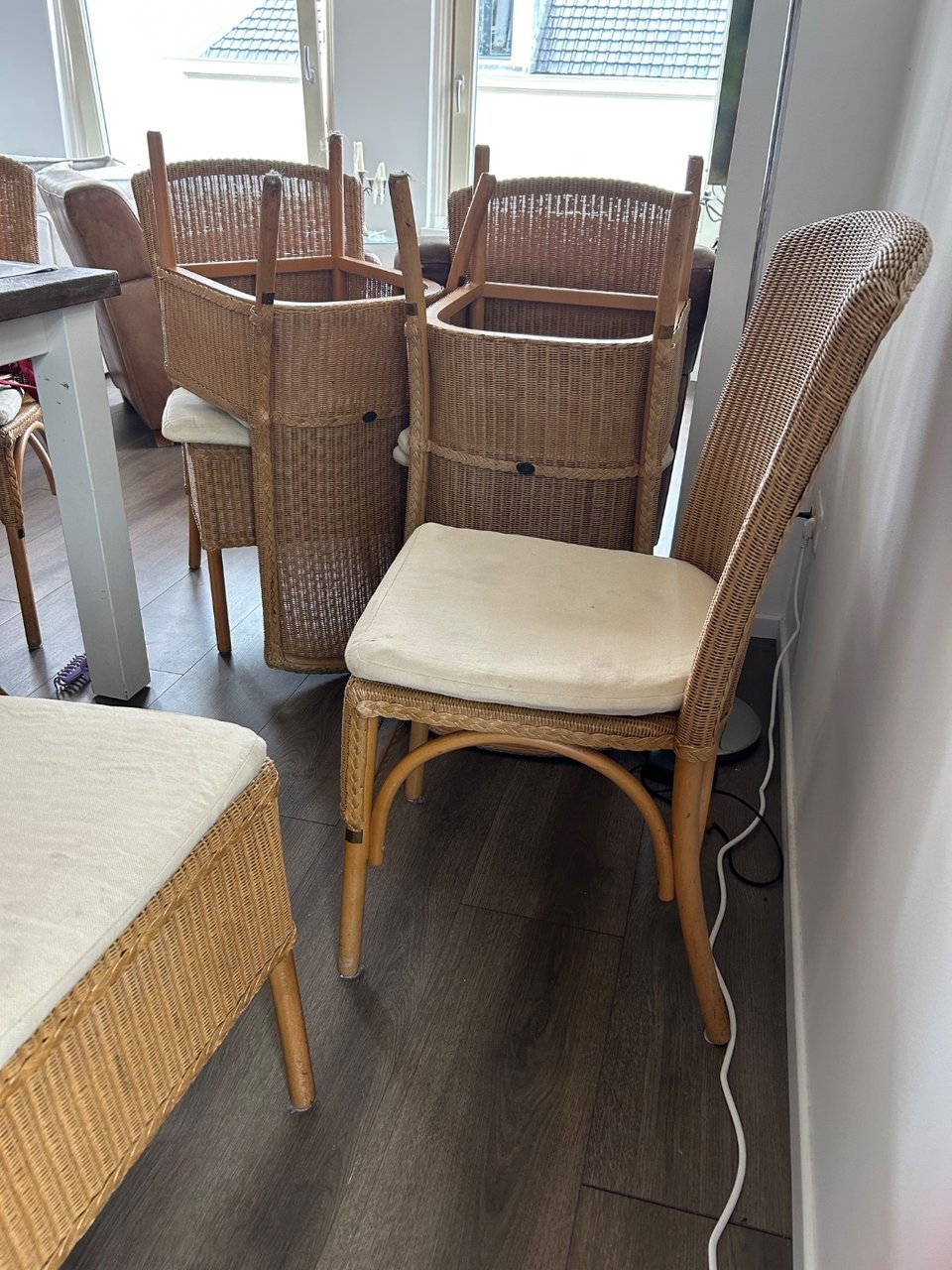 8 houten rieten stoelen met 6 kussentjes