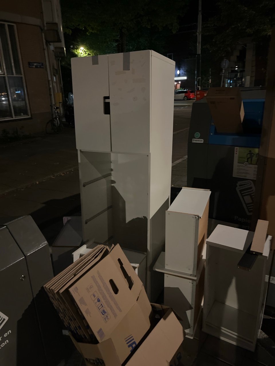 2 ikea kasten. 2 nachtkastjes en verhuisdozen
