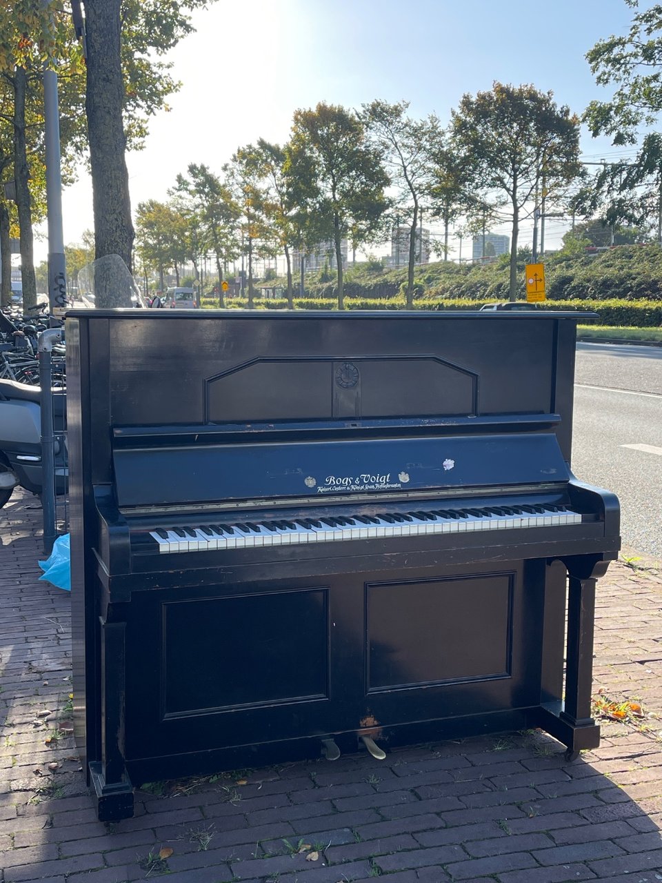 Een antieke zwarte Bogs & Voigt piano (ca. 1905–1930, Berlijn)