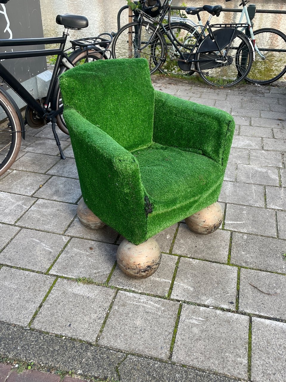 Creatieve stoel. Kunstgras met 4 grote bollen als poten